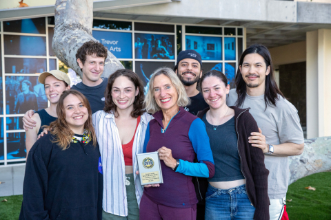 Annie Loui and cast of La Belle et la Bête Group of people smiling with award